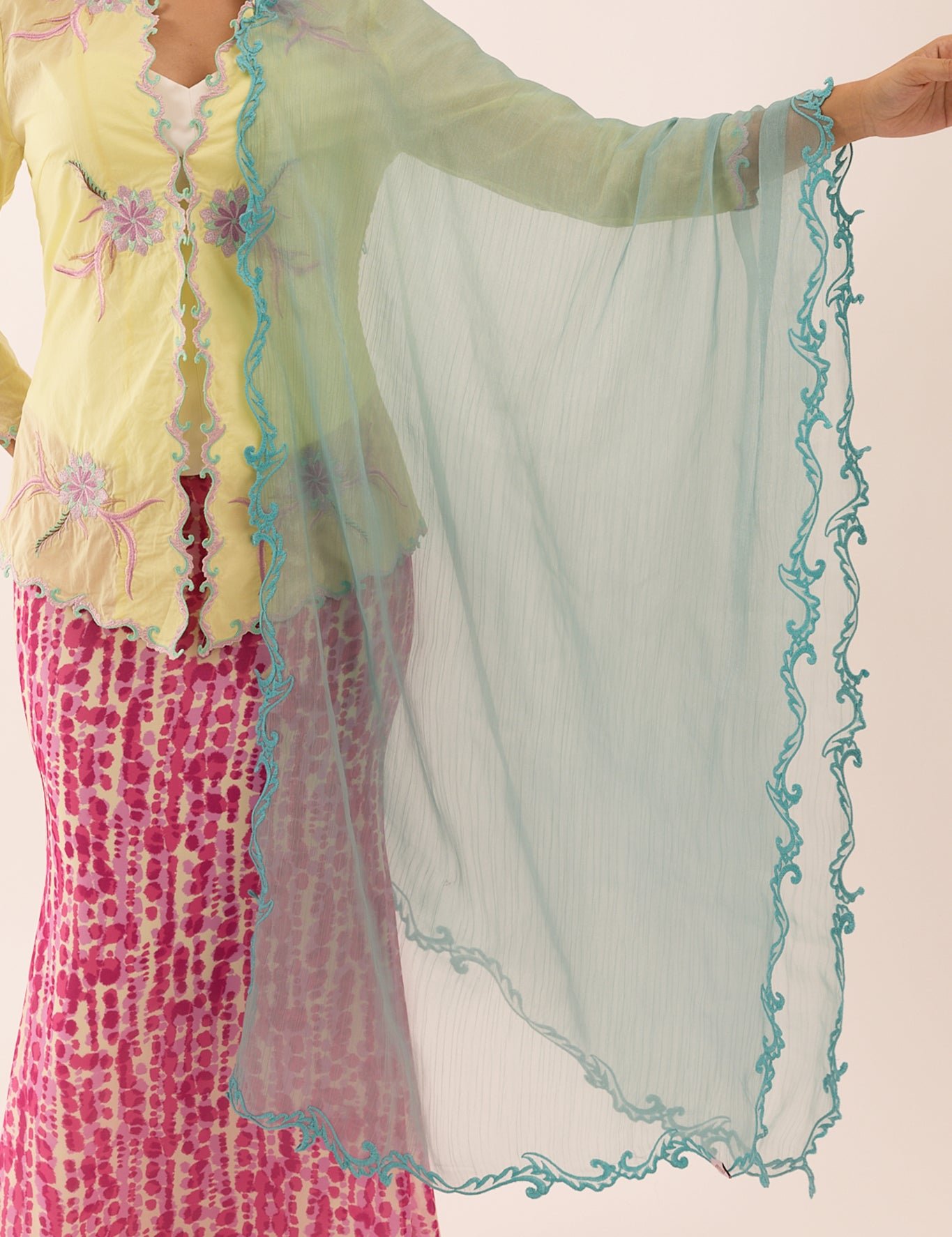 BREEZE-SHAWL02_a747e615-21c0-460e-b8bc-4d64dde7d5f3.jpg