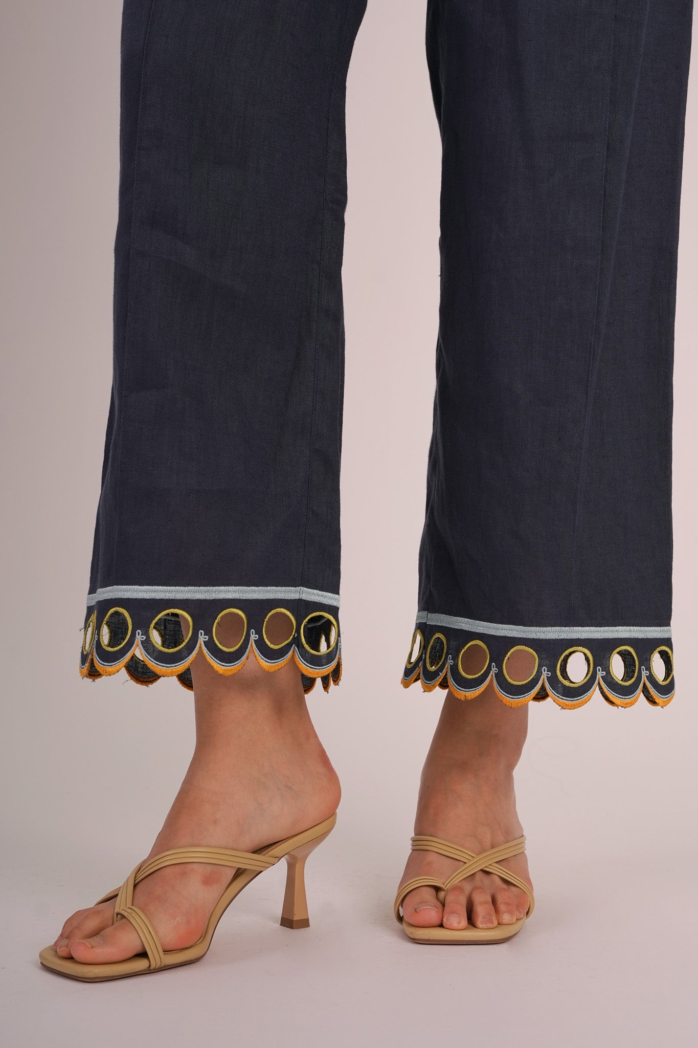 WANDER Linen Pants in Colombo