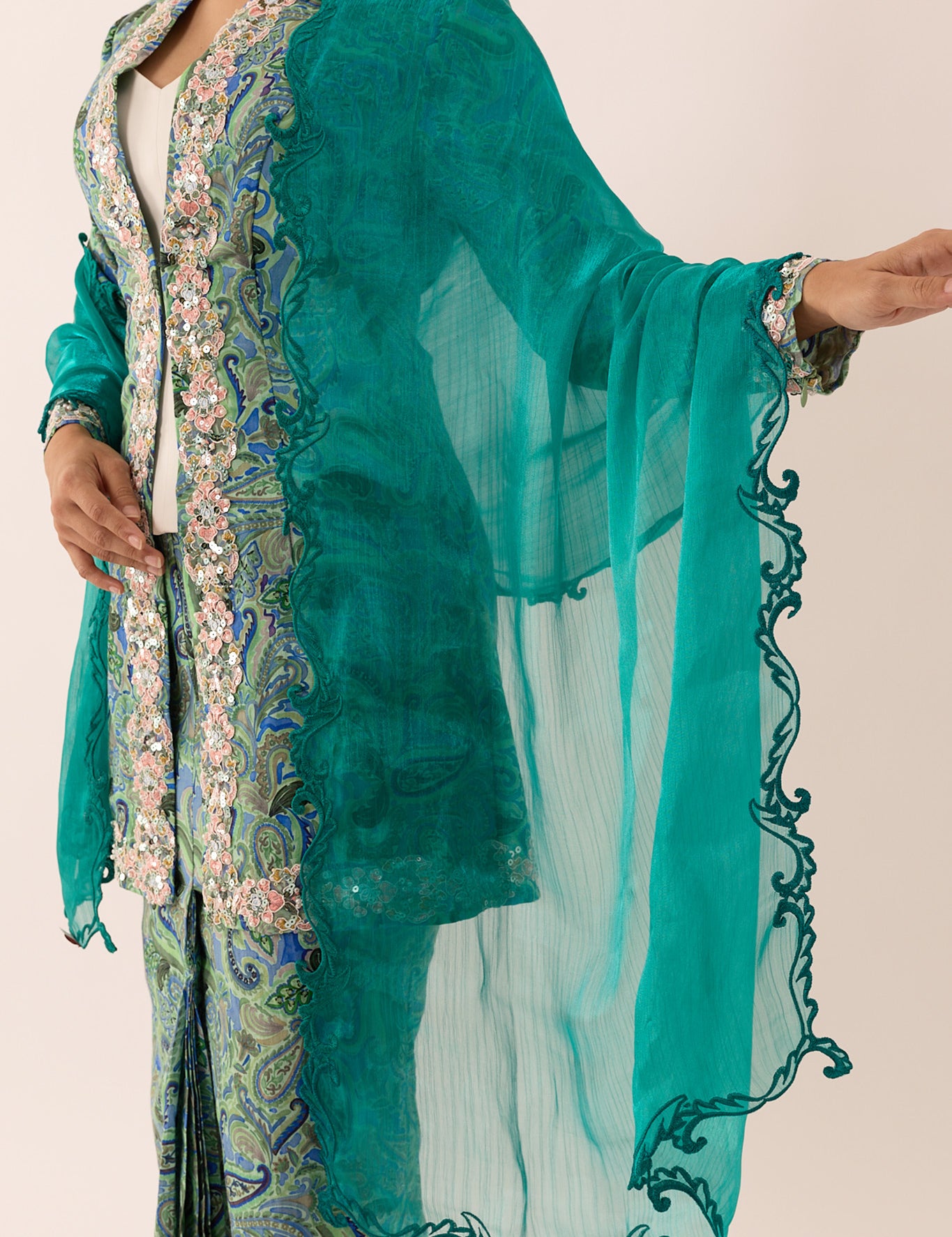 IVY-SHAWL02_b1309108-6f0d-41c0-90e9-8ff98941a5d4.jpg