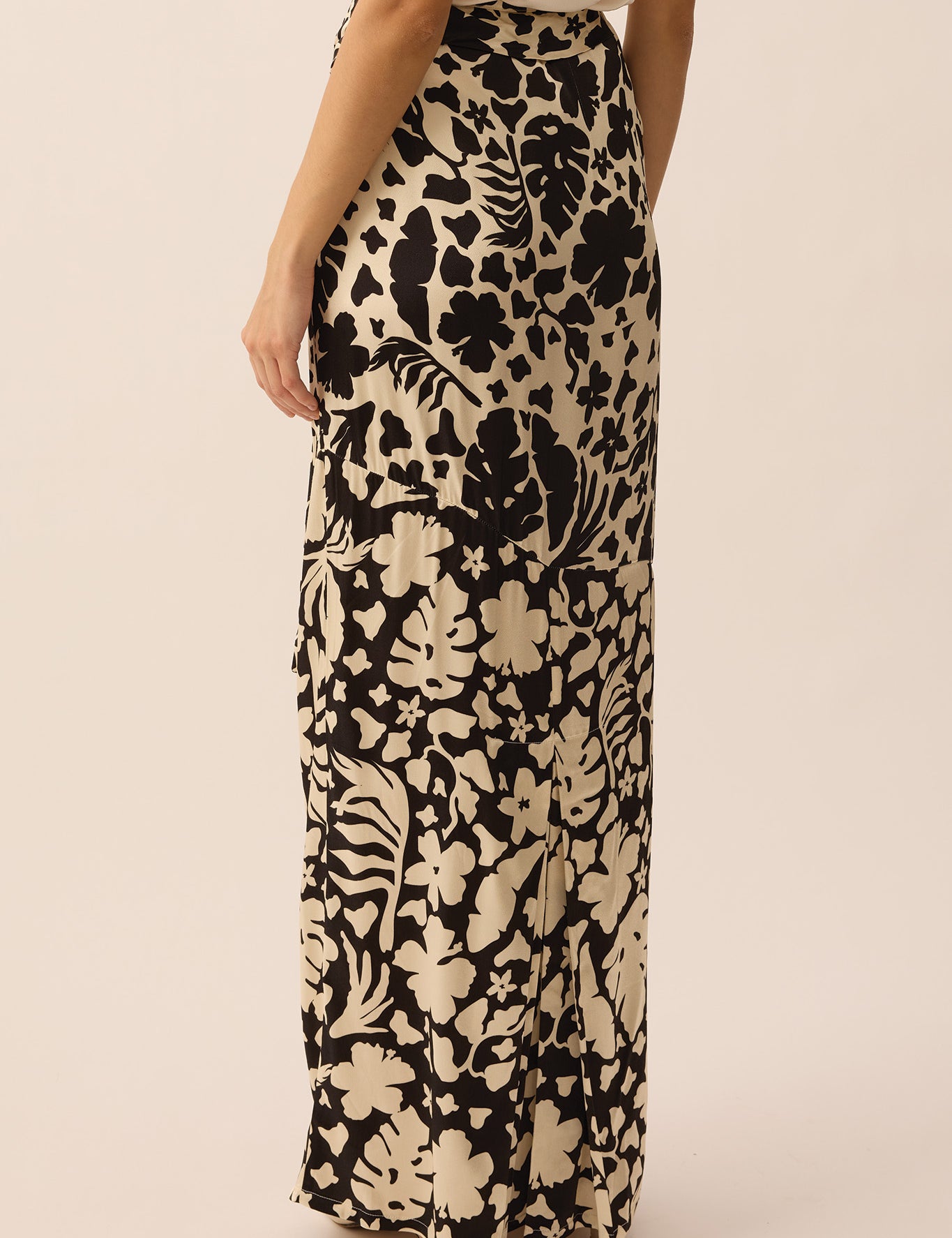 PAREOSKIRT-ONYX02.jpg